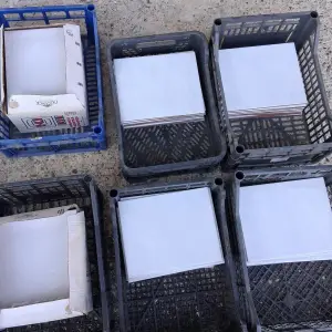 Podne bijelo sivkaste pločice