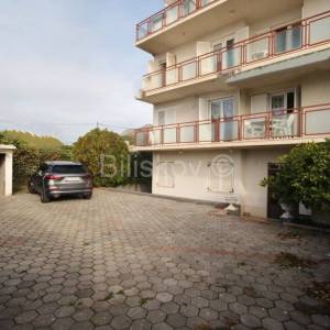 Podstrana, prodaja kuća, 4 jedinice, garaža, 2.red