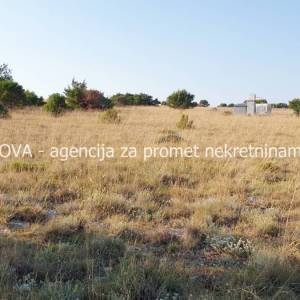 Poljoprivredno zemljište 3000 m2 na Viru, Zadar *400 m OD MORA*  (ID-1875)