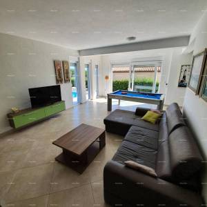 Pomer. Kuća samostojeća s bazenom!