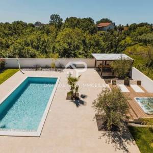 Poreč Luksuzna vila 220m2 s bazenom 2km od mora