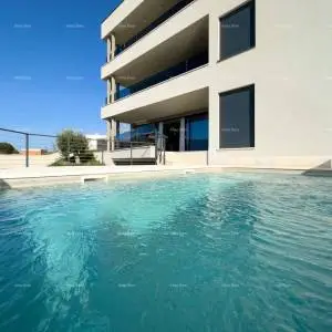 Predivan stan u Medulinu sa bazenom i garažom. 500 metara do plaže.