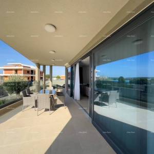 Predivan stan u Medulinu sa bazenom i garažom. 500 metara do plaže.