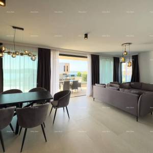 Predivan stan u Medulinu sa bazenom i garažom. 500 metara do plaže.