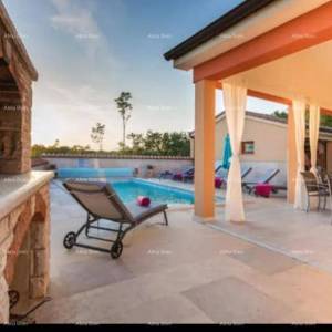 Predivna kuća sa bazenom, okružena zelenilom!