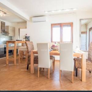 Predivna kuća sa bazenom, okružena zelenilom!