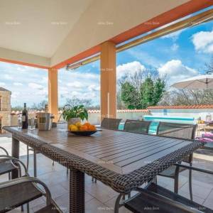 Predivna kuća sa bazenom, okružena zelenilom!