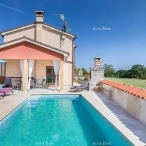 Predivna kuća sa bazenom, okružena zelenilom!