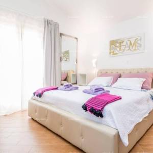 Predivna kuća sa bazenom, okružena zelenilom!