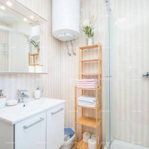 Predivna kuća sa bazenom, okružena zelenilom!