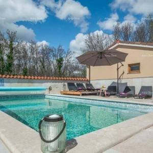 Predivna kuća sa bazenom, okružena zelenilom!