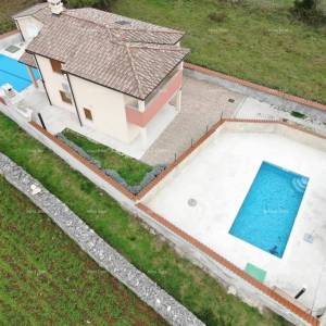 Predivna kuća sa bazenom, okružena zelenilom!