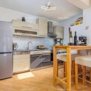 Predivna kuća sa bazenom, okružena zelenilom!