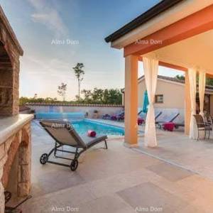 Predivna kuća sa bazenom, okružena zelenilom!