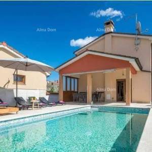 Predivna kuća sa bazenom, okružena zelenilom!