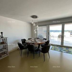 Predivna vila sa pogledom na more. Pomer.