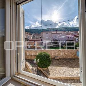 Prekrasna kamena kuća u centru Blata s garažom i velikim dvorištem