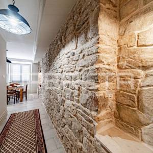 Prekrasna kamena kuća u centru Blata s garažom i velikim dvorištem