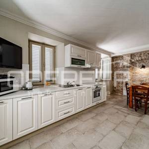 Prekrasna kamena kuća u centru Blata s garažom i velikim dvorištem