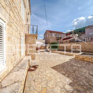 Prekrasna kamena kuća u centru Blata s garažom i velikim dvorištem