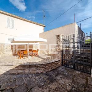 Prekrasna kamena kuća u centru Blata s garažom i velikim dvorištem