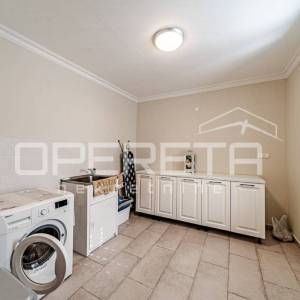 Prekrasna kamena kuća u centru Blata s garažom i velikim dvorištem