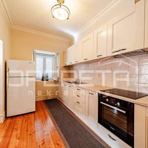 Prekrasna kamena kuća u centru Blata s garažom i velikim dvorištem