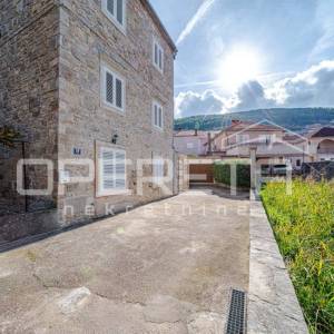 Prekrasna kamena kuća u centru Blata s garažom i velikim dvorištem