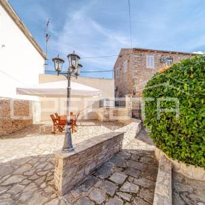 Prekrasna kamena kuća u centru Blata s garažom i velikim dvorištem