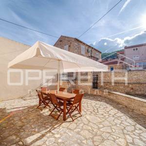 Prekrasna kamena kuća u centru Blata s garažom i velikim dvorištem