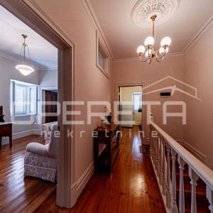 Prekrasna kamena kuća u centru Blata s garažom i velikim dvorištem