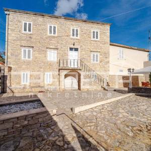 Prekrasna kamena kuća u centru Blata s garažom i velikim dvorištem