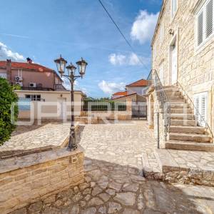 Prekrasna kamena kuća u centru Blata s garažom i velikim dvorištem