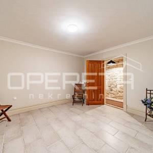 Prekrasna kamena kuća u centru Blata s garažom i velikim dvorištem