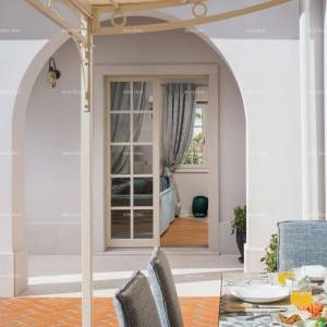 Prekrasna vila s bazenom!