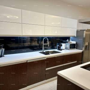 Prelijepa kuća s tri etažirana apartmana u staroj jezgri grada, Poreč!