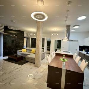 Prelijepa kuća s tri etažirana apartmana u staroj jezgri grada, Poreč!