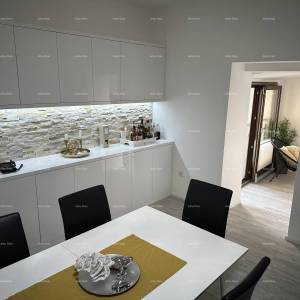 Prelijepa kuća s tri etažirana apartmana u staroj jezgri grada, Poreč!