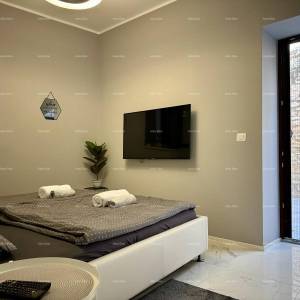 Prelijepa kuća s tri etažirana apartmana u staroj jezgri grada, Poreč!