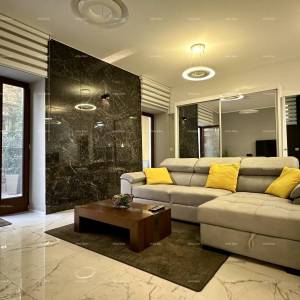 Prelijepa kuća s tri etažirana apartmana u staroj jezgri grada, Poreč!