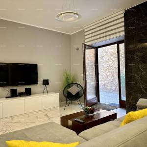 Prelijepa kuća s tri etažirana apartmana u staroj jezgri grada, Poreč!