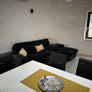 Prelijepa kuća s tri etažirana apartmana u staroj jezgri grada, Poreč!