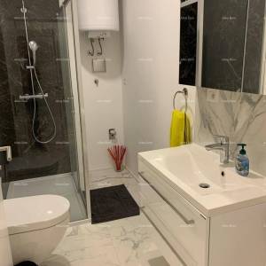 Prelijepa kuća s tri etažirana apartmana u staroj jezgri grada, Poreč!