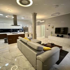 Prelijepa kuća s tri etažirana apartmana u staroj jezgri grada, Poreč!