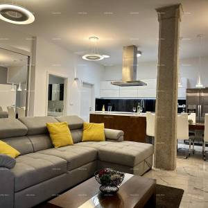 Prelijepa kuća s tri etažirana apartmana u staroj jezgri grada, Poreč!