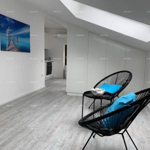 Prelijepa kuća s tri etažirana apartmana u staroj jezgri grada, Poreč!