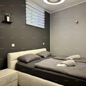 Prelijepa kuća s tri etažirana apartmana u staroj jezgri grada, Poreč!