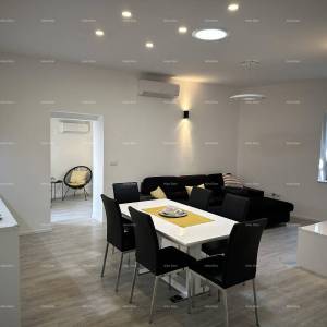 Prelijepa kuća s tri etažirana apartmana u staroj jezgri grada, Poreč!