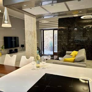 Prelijepa kuća s tri etažirana apartmana u staroj jezgri grada, Poreč!