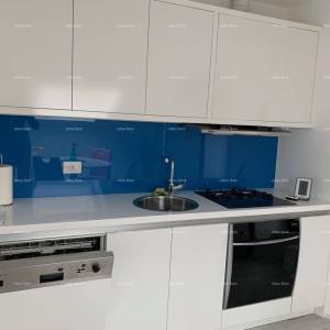 Prelijepa kuća s tri etažirana apartmana u staroj jezgri grada, Poreč!